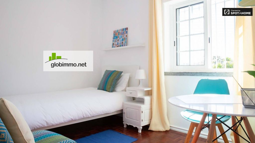 Habitación fresca en alquiler en casa de 12 habitaciones, Parede., R. de Junho 286, 2775 Parede, Portugal, 2775 Lisbon