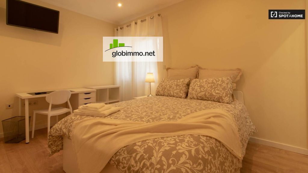 Habitación privada Lisbon, Praceta Sofala-043 Oeiras, Portugal, Amplia habitación en alquiler en apartamento de 5 dormitorios en Oeiras