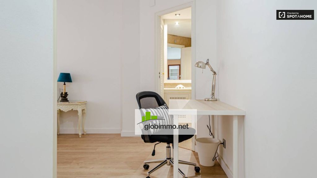Private room Valencia, Carrer del Poeta Querol, Stunning room in 5-bedroom apartment in Ciutat Vella