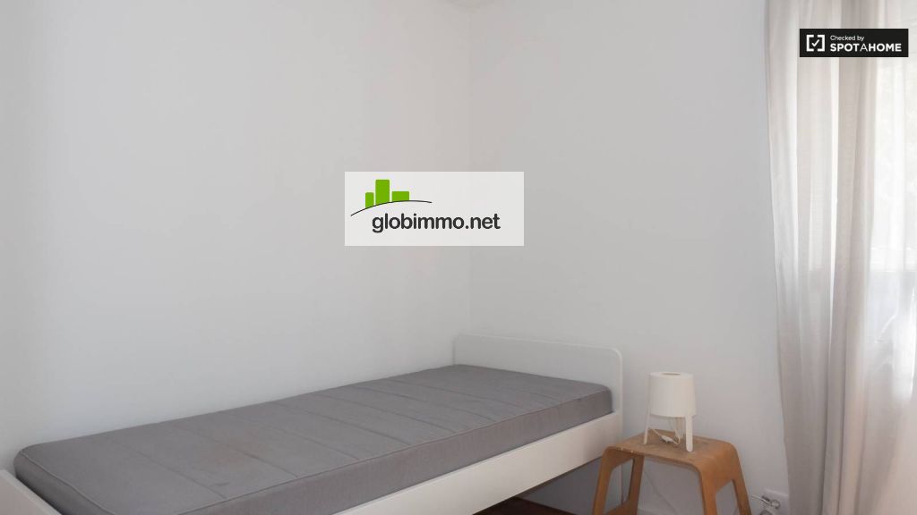 Private room Lisbon, R. Octaviano Augusto, Cozy room for rent in 8-bedroom house in Parede