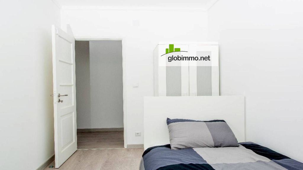 Habitación privada Lisbon, Calçada dos Lusíadas, Amplia habitación en apartamento de 4 dormitorios en Carcavelos