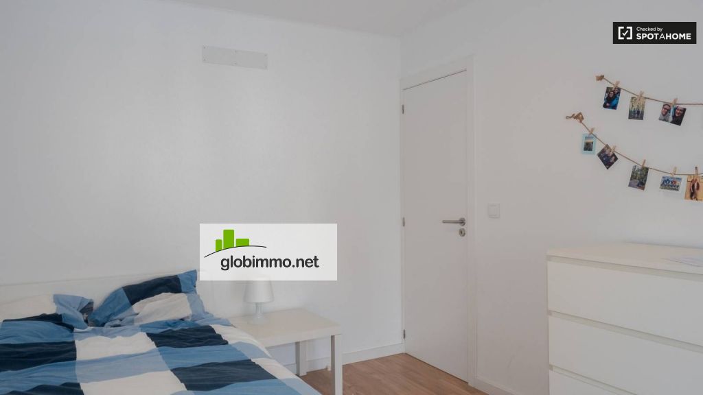 Private room Lisbon, R. Octaviano Augusto, Bright room in 8-bedroom house in Parede