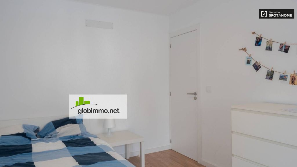 Bright room in 8-bedroom house in Parede, R. Octaviano Augusto, 2775-236 Lisbon