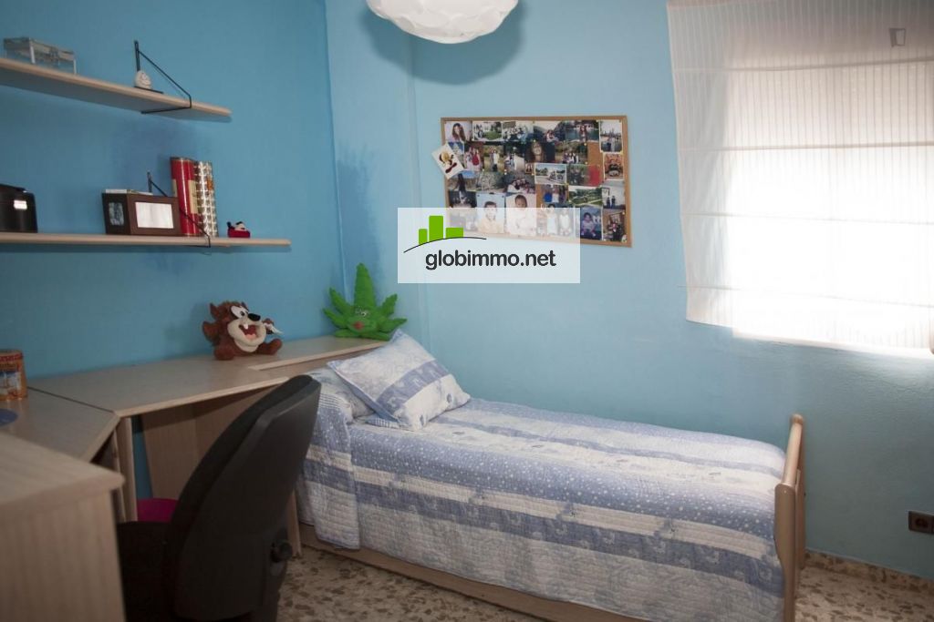 Private room Seville, Avenida de Coria, Friendly singles bedroom in a 4-bedroom apartment un Triana