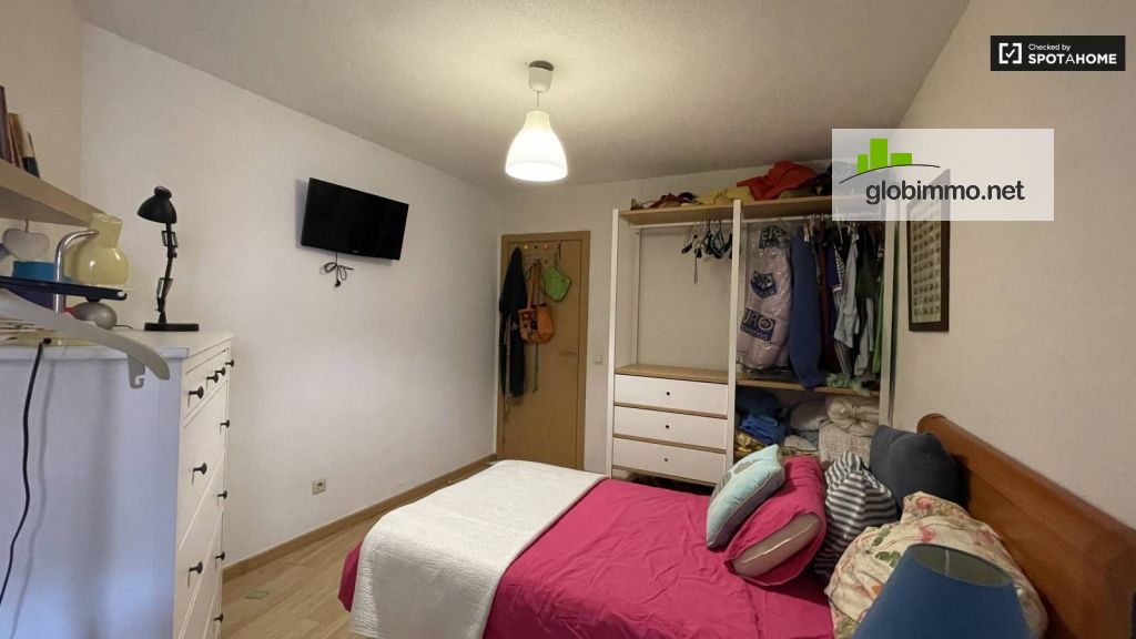 Private room Madrid, Av. Dr. Toledo, Room in 2-bedroom apartment for rent in Las Rozas, Madrid