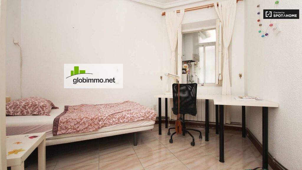 Quarto privado Granada, Calle Buensuceso, Quarto equipado em apartamento de 3 quartos em Granada