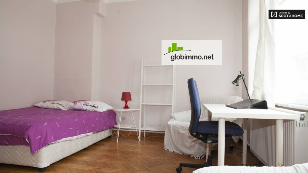 Private room Istanbul, Degirmen sokak, Bedroom with queen size bed in a shared room