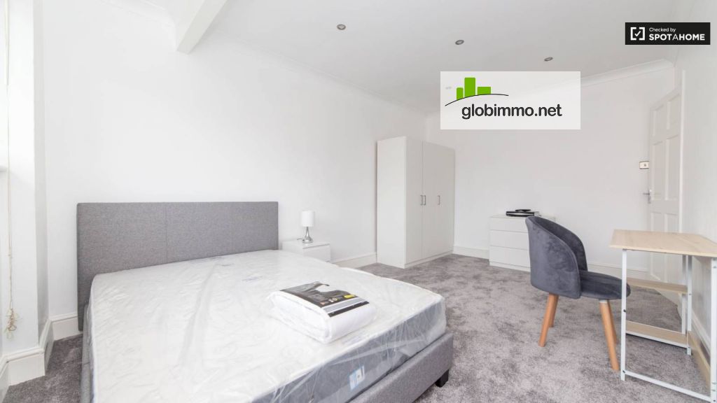 Confortável quarto para alugar em apartamento de 4 quartos, Tooting, London, Gorringe Park Ave, CR4 2DH London