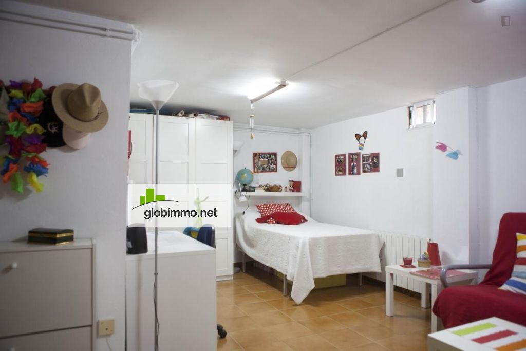 Private room Seville, Calle Clavel, Wide twin bedroom in a great house, in Mairena del Aljarafe